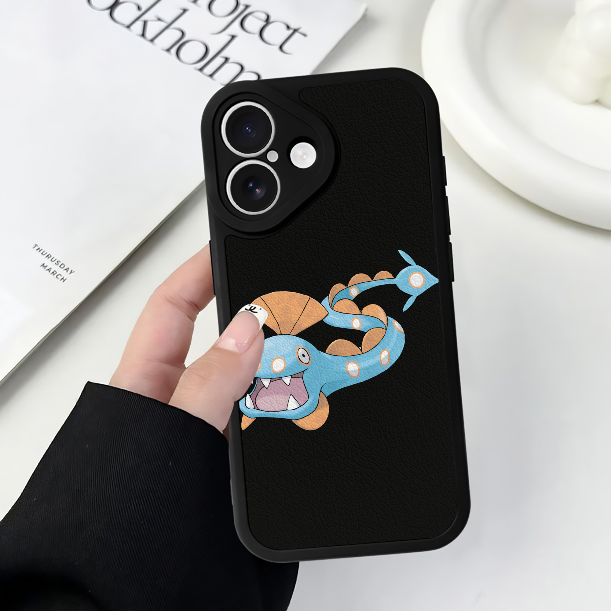 （画像用） ポケットモンスター Pokémon 【iPhone 16シリーズ対応】シリコンスマホケース（レザー調） 材質：シリコン